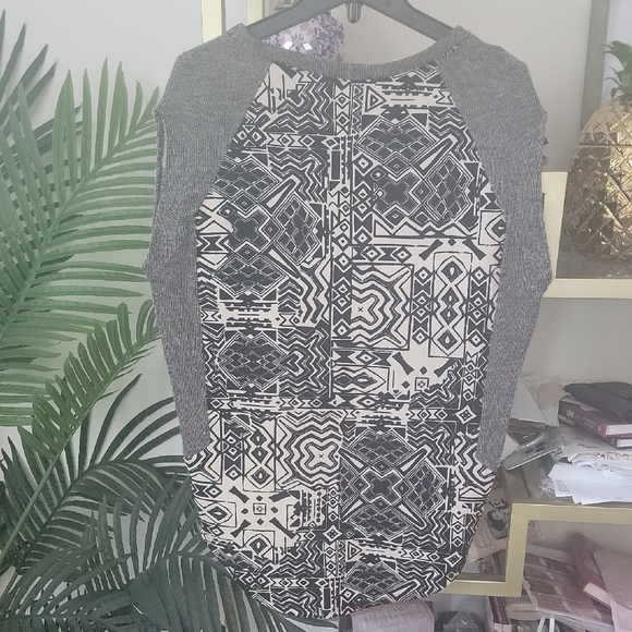 Quinn Geometric Black, Grey and Cream Short Sleeve Top - Women's Size Small - Picture 2 of 6